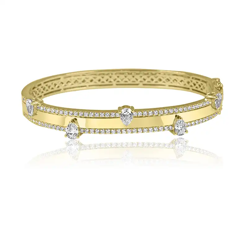 Modern 18K Yellow Gold Bangle